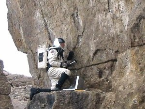 Markus při odebírání vzorků na sklále Devo Rock.