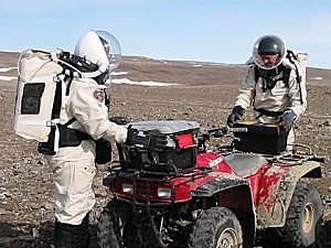 Tým EVA zatěžují ATV výstrojí před odjezdem.