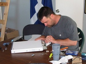 K. Mark pracuje na jednotce Inmarsat.