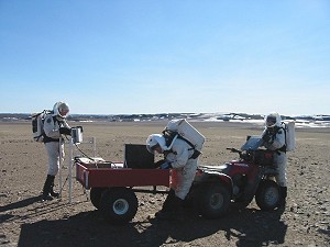 Frank, Emily a Nell získávají spektra na planině von Braun Planitia.