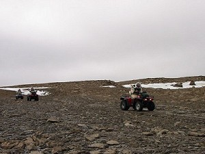 Tým EVA řídí ATV přes planinu Von Braun Planitia.