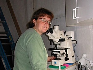 Shannon v laboratoři.